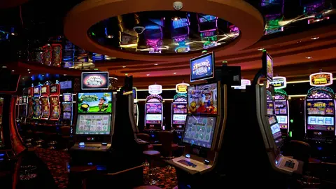 M&aacute;quinas recreativas y zona de juego en un casino en una imagen de archivo