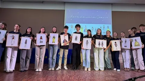 Alumnado del IES Baelo Claudia durante la presentaci&oacute;n del proyecto &ldquo;Eurohilo&rdquo; tras ganar el certamen JACE 2026