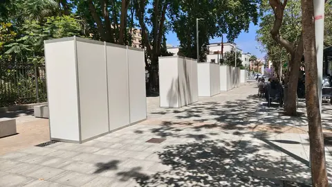 Instalaci&oacute;n de los quioscos de &ldquo;Crealia Algeciras&rdquo; en la avenida Capit&aacute;n Onta&ntilde;&oacute;n - FOTO: FJ Ben&iacute;tez