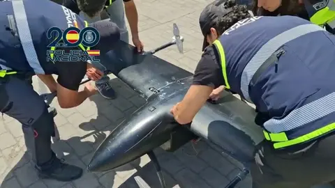 Agentes de la Polic&iacute;a Nacional inspeccionan el dron intervenido durante la operaci&oacute;n contra el narcotr&aacute;fico