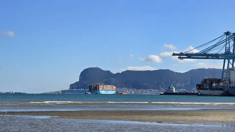 Vista de la Bah&iacute;a de Algeciras y la playa de El Rinconcillo durante una jornada de estabilidad mar&iacute;tima