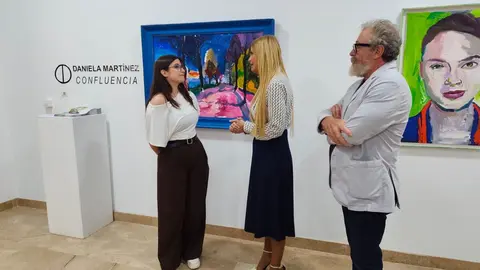 Daniela Mart&iacute;nez conversa con Sabina Quiles durante la inauguraci&oacute;n de la exposici&oacute;n &ldquo;Confluencia&rdquo;