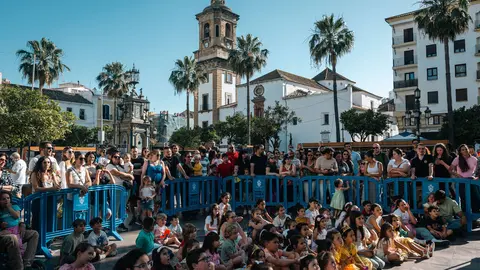 La Plaza Alta se llena de familias con el musical de &ldquo;La Bella y la Bestia&rdquo; en la Feria de los Parques Naturales_03_FOTO FJ BEN&Iacute;TEZ