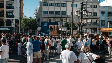 La Plaza Alta se llena de familias con el musical de &ldquo;La Bella y la Bestia&rdquo; en la Feria de los Parques Naturales_04_FOTO FJ BEN&Iacute;TEZ
