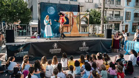La Plaza Alta se llena de familias con el musical de &ldquo;La Bella y la Bestia&rdquo; en la Feria de los Parques Naturales_07_FOTO FJ BEN&Iacute;TEZ