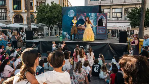 La Plaza Alta se llena de familias con el musical de &ldquo;La Bella y la Bestia&rdquo; en la Feria de los Parques Naturales_41_FOTO FJ BEN&Iacute;TEZ