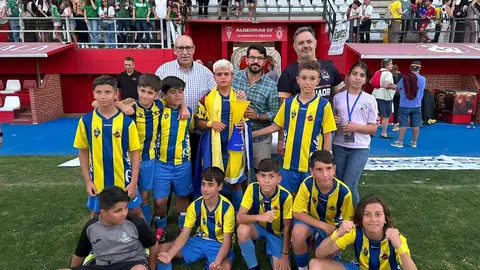 Jorge Juli&aacute; junto a jugadores participantes en la Copa Primavera Danadri 2026 en el Nuevo Mirador