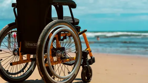 La nueva zona de ba&ntilde;o adaptado de Poniente contar&aacute; con equipamiento anfibio y recursos accesibles para facilitar el acceso al mar a personas con movilidad reducida