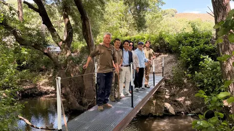 Representantes municipales durante la visita al rehabilitado Pont&oacute;n de Caramelo sobre el r&iacute;o Palmones