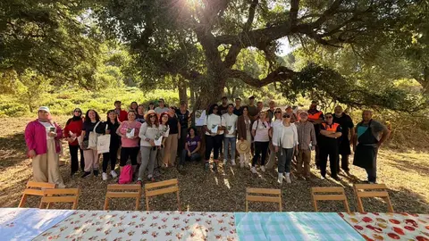 Participantes de las jornadas de Transici&oacute;n Ecol&oacute;gica Total durante una de las actividades celebradas en La Teja y Cucarrete.