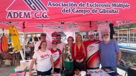 Integrantes de ADEM-CG junto a representantes municipales durante la jornada informativa celebrada en la Plaza Alta
