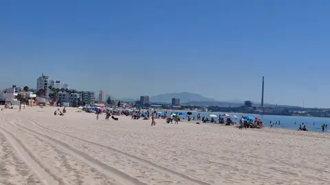 Imagen de la playa de El Rinconcillo durante la jornada previa al inicio oficial de la temporada estival.