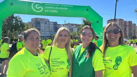Participantes y representantes institucionales durante la salida de la V Marcha contra el C&aacute;ncer celebrada en Algeciras