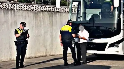 Agentes de la Polic&iacute;a Local durante uno de los controles al transporte escolar realizados en la ciudad