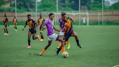 Jugadores disputan una acci&oacute;n del partido durante un encuentro de f&uacute;tbol en una imagen de archivo relacionada con la selecci&oacute;n de Rep&uacute;blica Democr&aacute;tica del Congo