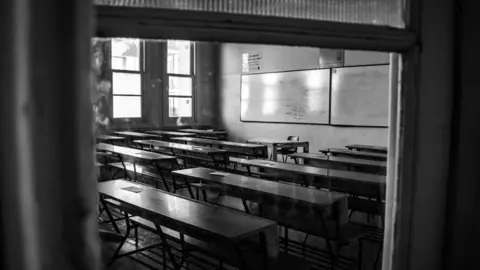 Aula preparada para el inicio de las pruebas de acceso a la universidad en una imagen de archivo