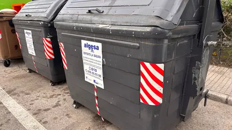 Contenedores de residuos en una calle de Algeciras en una imagen de archivo