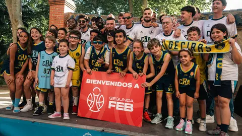 Aficionados y jugadores del Damex CB Algeciras celebran el ascenso a Segunda FEB en la avenida Capit&aacute;n Onta&ntilde;&oacute;n - FOTO: FJ Ben&iacute;tez