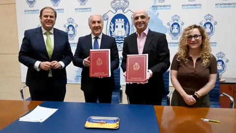 Representantes municipales y de Fundaci&oacute;n Moeve durante la firma del convenio para la recuperaci&oacute;n de la Huerta de las Pilas