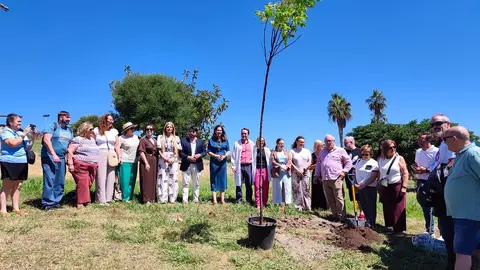 Participantes en el acto de plantaci&oacute;n del nuevo &aacute;rbol conmemorativo en el Parque de la Vida de Algeciras
