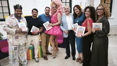 Pink Chadora durante la presentaci&oacute;n de su libro &lsquo;&iexcl;Come como Dios manda!&rsquo; en el Museo Municipal de Algeciras