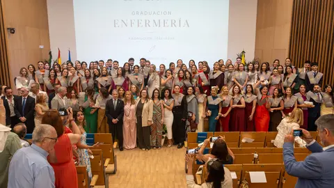 Foto de familia de los alumnos graduados de la promoci&oacute;n 2022-2026 de la Facultad de Enfermer&iacute;a de Algeciras - FOTO: FJ Ben&iacute;tez