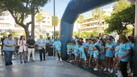 Participantes en la II Marcha Solidaria del Colegio La Inmaculada durante su salida desde la Plaza Alta de Algeciras
