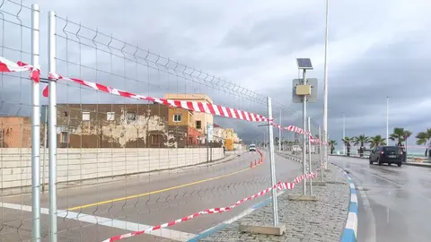 Imagen de la playa de Levante, que permanece cerrada al ba&ntilde;o a la espera de nuevos resultados sobre la calidad de sus aguas