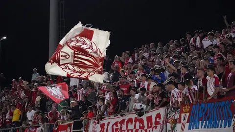 Aficionados del Algeciras CF animan al equipo desde el Fondo Sur del Nuevo Mirador durante un encuentro de la pasada temporada