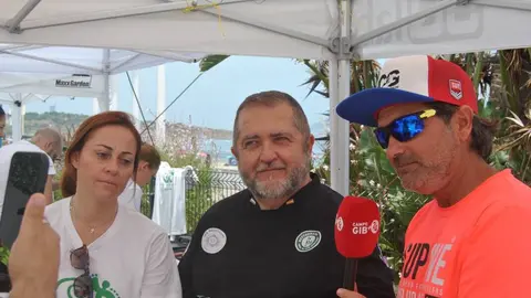 Participantes y visitantes disfrutan de las actividades del Outlet Surfero Solidario en la playa de Getares - FOTO: Fernando Estudillo (Ferestu)