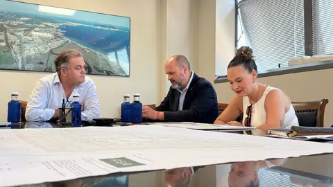 Miguel Alconchel y responsables municipales durante un encuentro sobre el proyecto residencial promovido por Guadacorte S.A