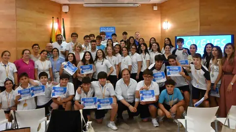 Autoridades municipales y estudiantes durante la entrega de premios del XI Certamen de J&oacute;venes Investigadores &ldquo;Ciudad de Algeciras&rdquo;