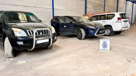 Los tres veh&iacute;culos recuperados por la Polic&iacute;a Nacional en una nave industrial de La L&iacute;nea