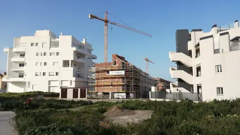 Imagen de varias promociones residenciales en construcci&oacute;n en el municipio de Tarifa