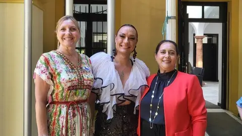 Autoridades y representantes asociativos durante el acto de inicio del Orgullo LGTBIQ+ 2026 en la comarca