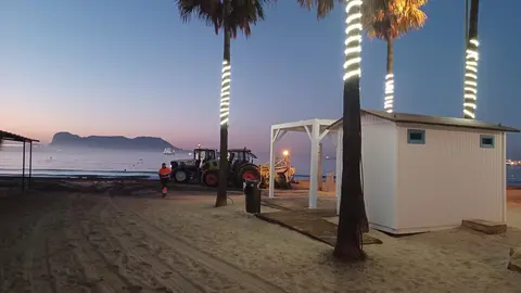 Maquinaria trabaja en la distribuci&oacute;n y nivelaci&oacute;n de la arena aportada a la playa de El Rinconcillo