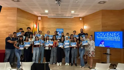 Estudiantes y autoridades durante la entrega de premios del XI Certamen de J&oacute;venes Investigadores Ciudad de Algeciras