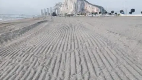 La playa de Santa B&aacute;rbara recupera el ba&ntilde;o en la mayor parte de su litoral tras la mejora de la calidad del agua