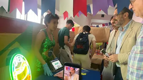 Alumnos del IES Mediterr&aacute;neo presentan sus proyectos empresariales durante la feria educativa