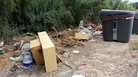 Operarios municipales durante una actuaci&oacute;n de retirada de residuos abandonados en el municipio