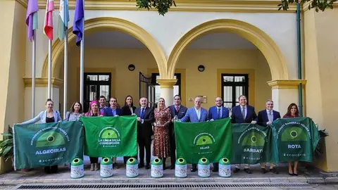 Contenedor de recogida de vidrio dentro de una campa&ntilde;a de reciclaje impulsada por Ecovidrio en municipios costeros