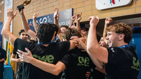 Y&eacute;ssica Rodr&iacute;guez y Mar&iacute;a Solanes participan en la entrega de premios del Campeonato de Espa&ntilde;a Juvenil Masculino de Waterpolo - FOTO: FJ Ben&iacute;tez