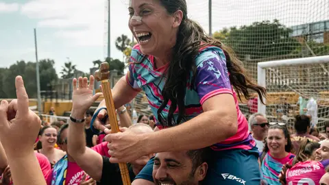 Las jugadoras del Algeciras FS femenino celebran el ascenso a Tercera RFEF tras superar al Lamiya de Huelva - FOTO: FJ Ben&iacute;tez