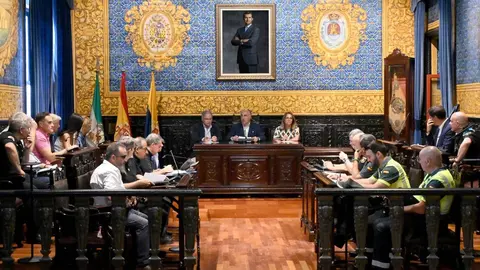 Representantes institucionales y de los cuerpos de seguridad durante la reuni&oacute;n de la Junta Local de Seguridad