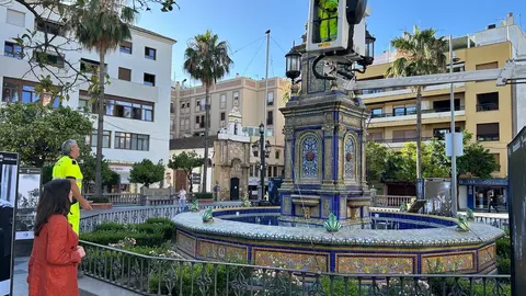 Trabajos de reposici&oacute;n del farol ornamental en la fuente central de la Plaza Alta de Algeciras