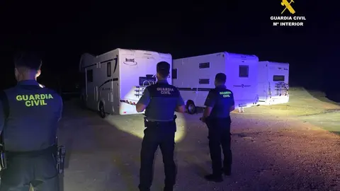 Agentes de la Guardia Civil durante el operativo de desalojo de autocaravanas en el paraje de Los Lances