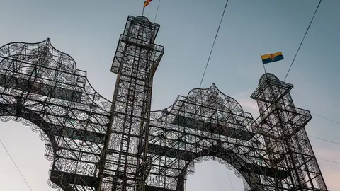 La portada del recinto ferial se prepara para recibir a miles de visitantes durante la Feria Real de Algeciras 2026 - FOTO: FJ Ben&iacute;tez