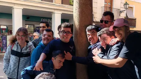 Participantes en una actividad organizada por APERTCRAS dentro de sus acciones de sensibilizaci&oacute;n e inclusi&oacute;n