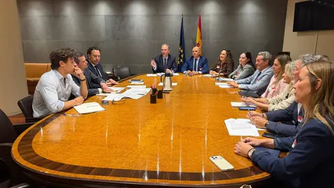Representantes de AESBA y miembros de la Comisi&oacute;n de Transportes durante la reuni&oacute;n celebrada en el Congreso de los Diputados
