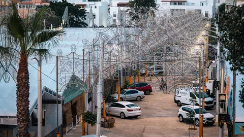 Trabajos de montaje en el recinto ferial de Algeciras durante los d&iacute;as previos al inicio de la Feria Real - FOTO: FJ Ben&iacute;tez